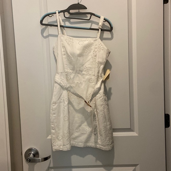 White belt dress - Picture 1 of 2